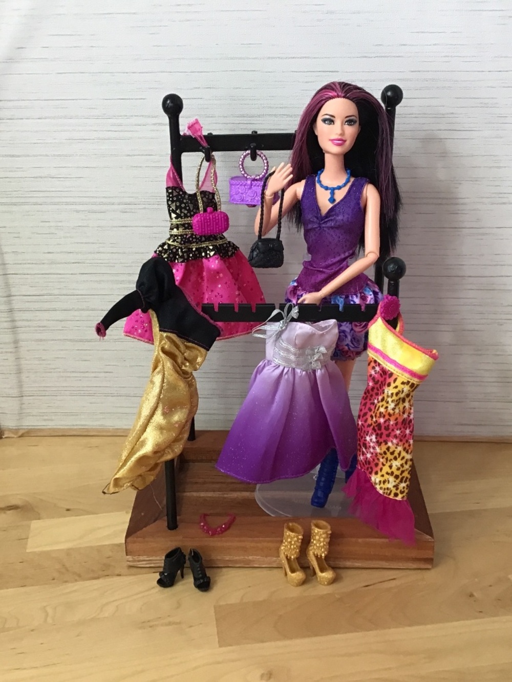 Barbie Fashionistas Raquelle Doll and Clothes - Picture 1 of 13